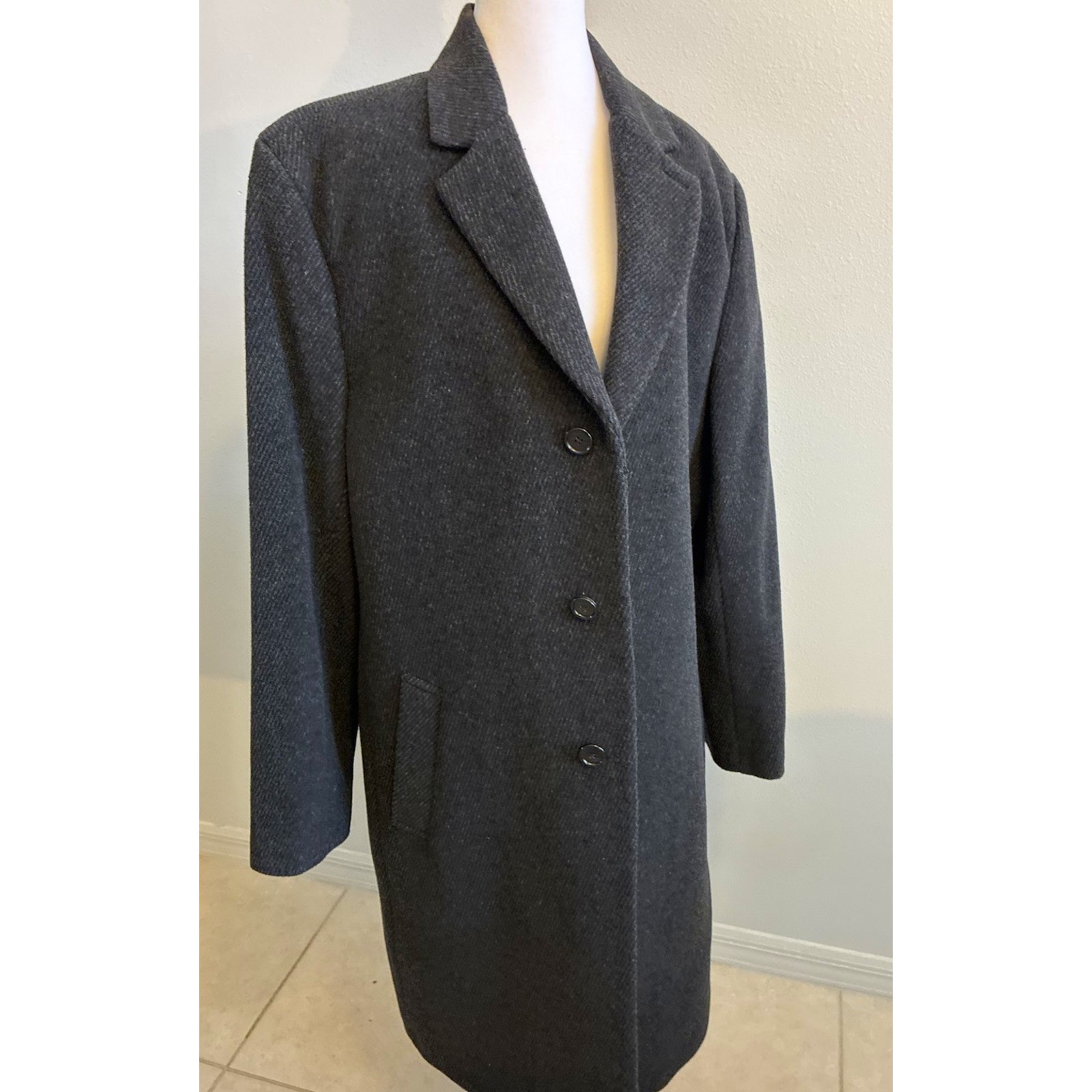 Hickey Freeman Charcoal Gray Herringbone Wool Cashmere 3 Button Overcoat 42r